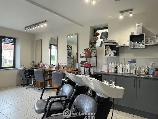 Commerce de 57 m² à Berthegon, ancien salon de coiffure à rénover ou transformer en habitation 