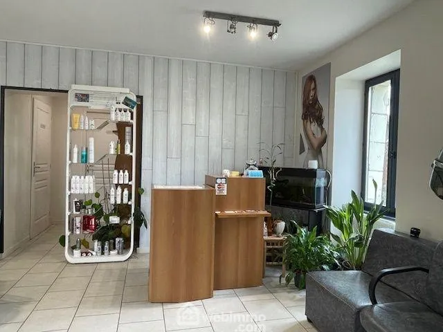 Commerce de 57 m² à Berthegon, ancien salon de coiffure à rénover ou transformer en habitation 