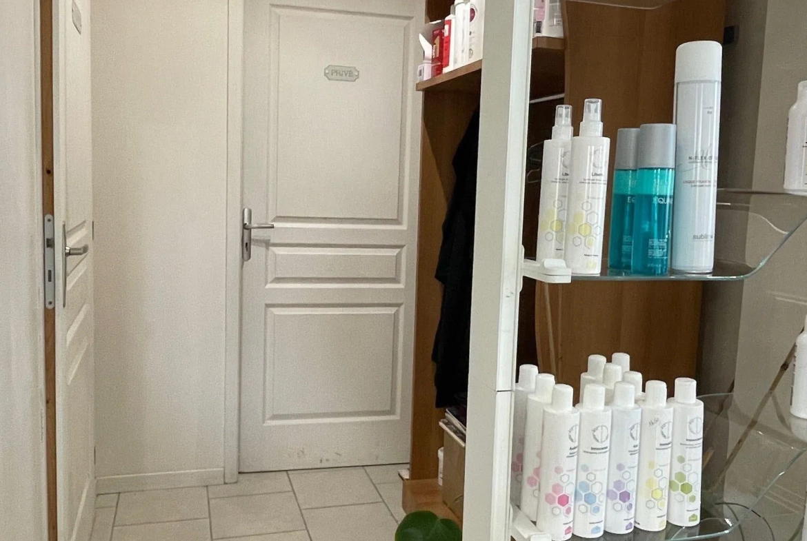 Commerce de 57 m² à Berthegon, ancien salon de coiffure à rénover ou transformer en habitation 