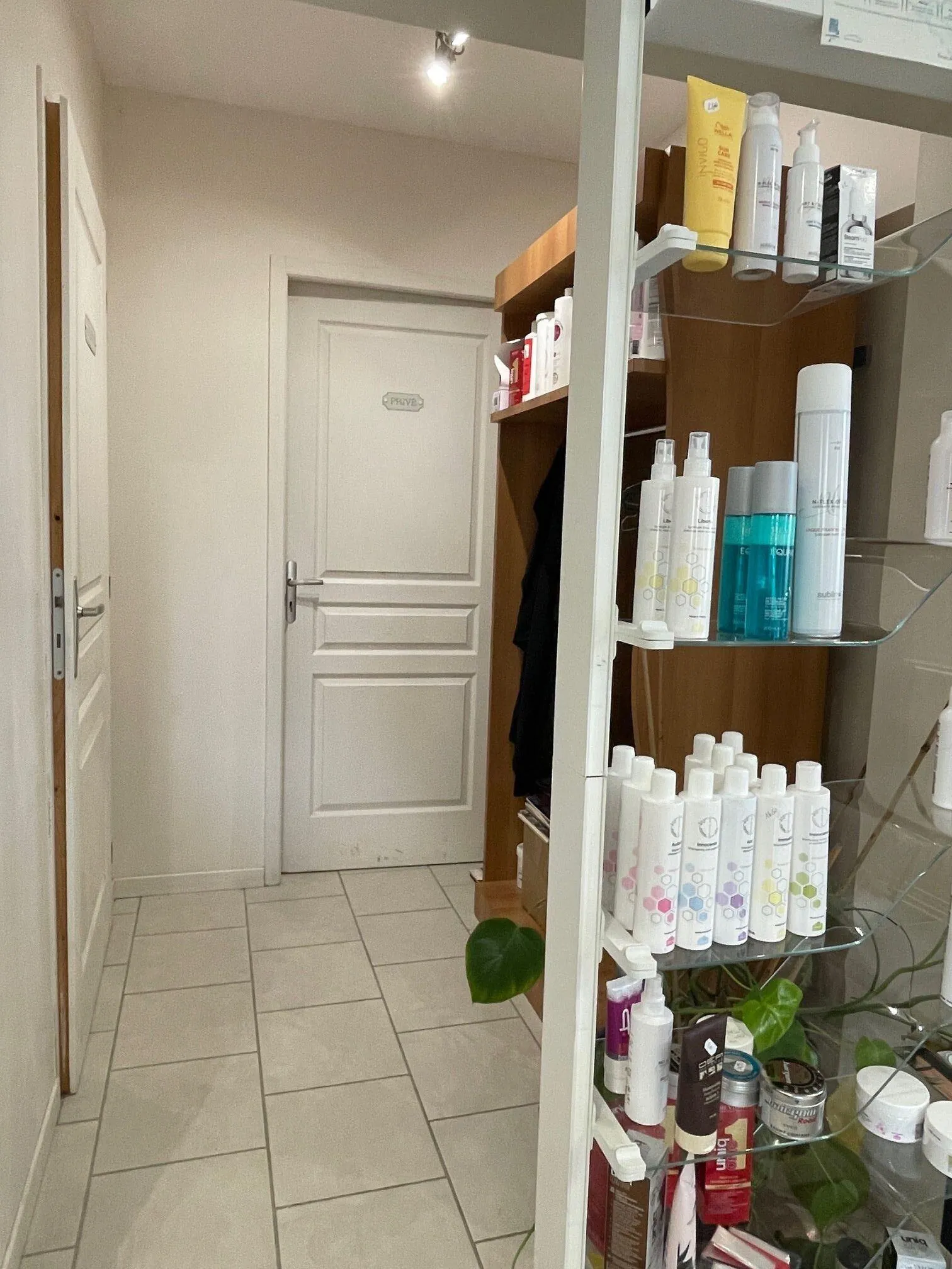 Commerce de 57 m² à Berthegon, ancien salon de coiffure à rénover ou transformer en habitation 