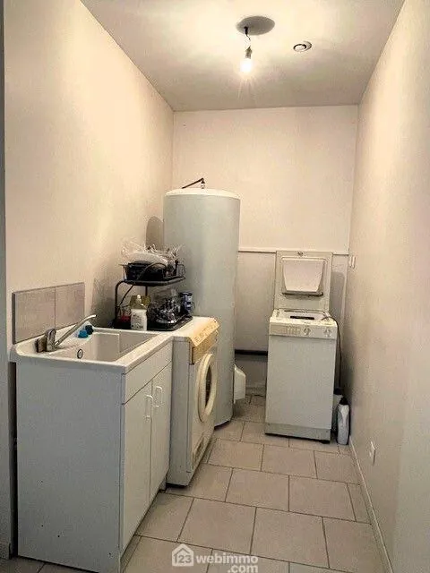Commerce de 57 m² à Berthegon, ancien salon de coiffure à rénover ou transformer en habitation 