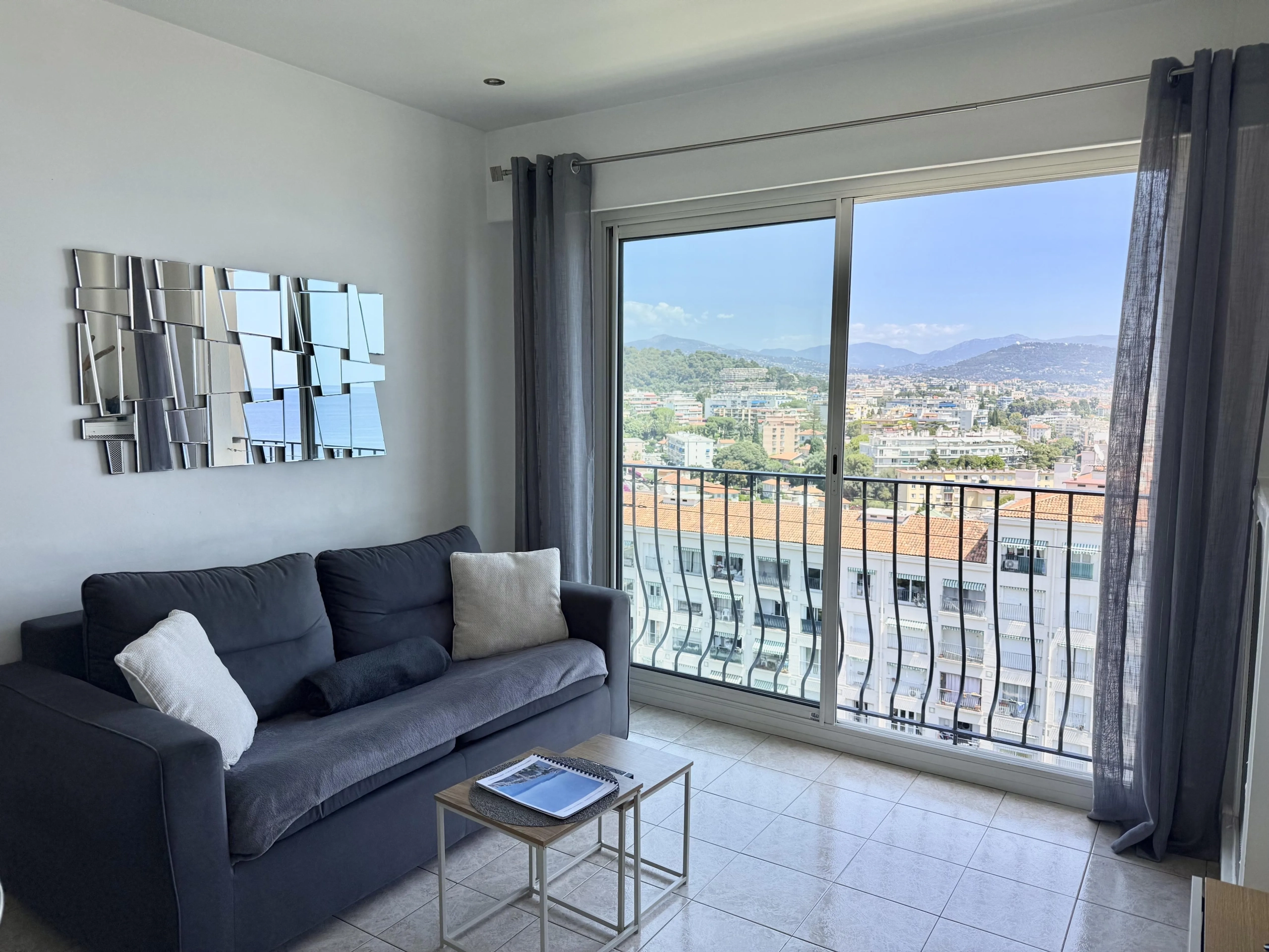 Appartement type studio bis de 30 m² avec vue mer à Fabron, Nice 