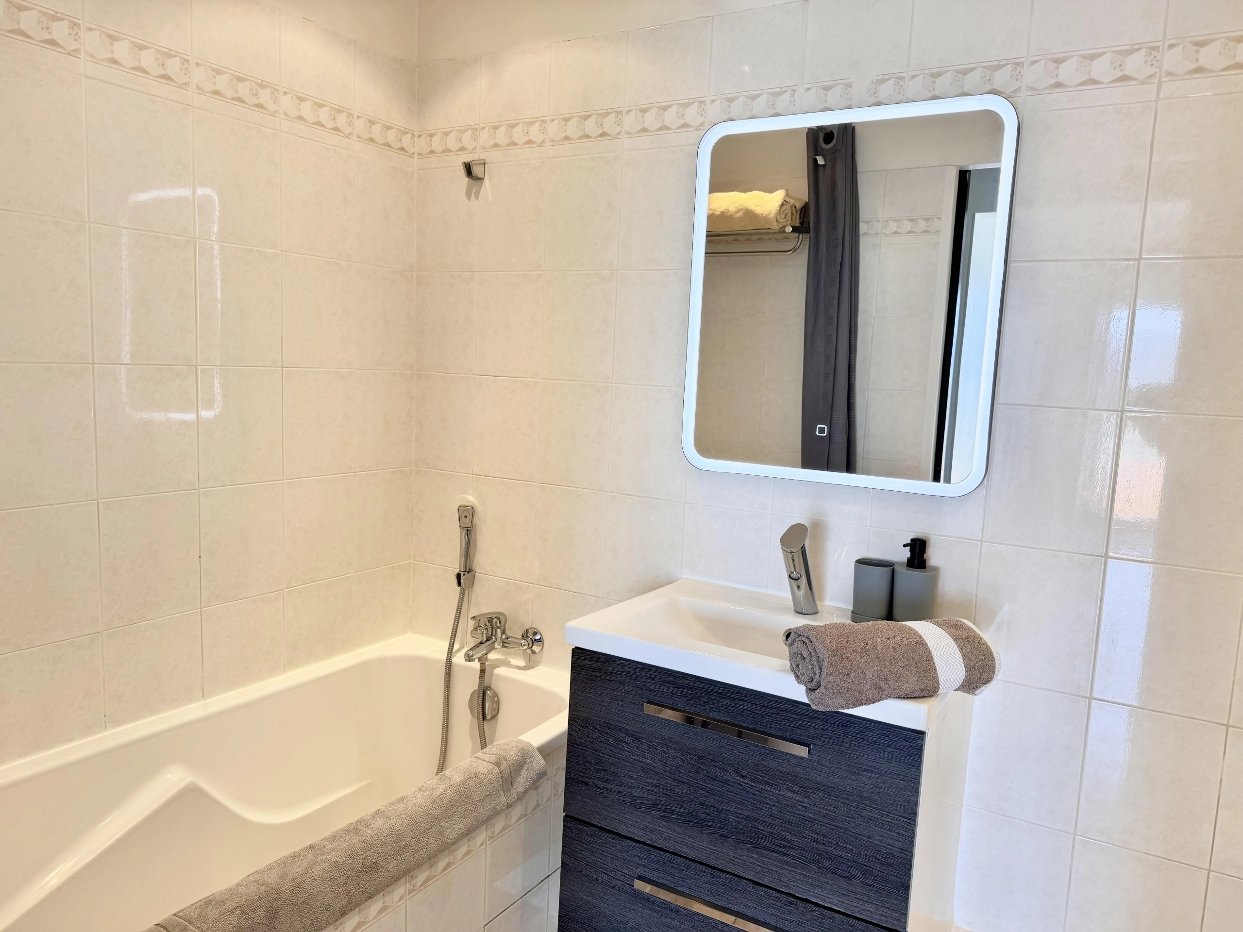 Appartement type studio bis de 30 m² avec vue mer à Fabron, Nice 