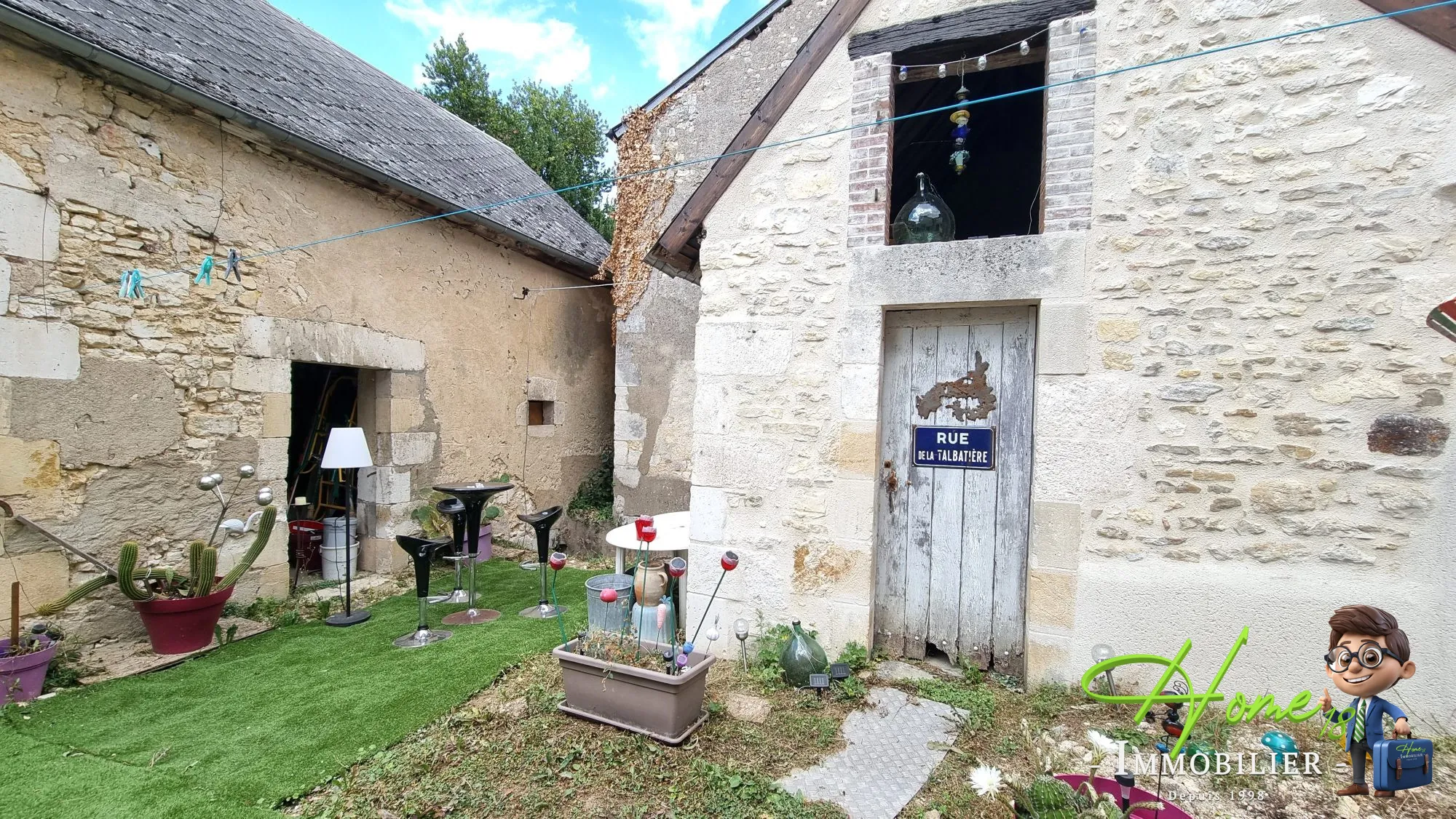 Maison à vendre à Les Aix d'Angillon - Charme et potentiel historique 
