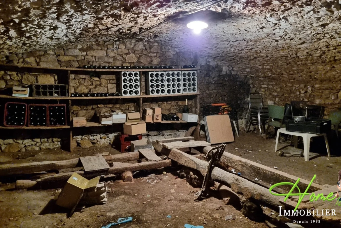 Maison à vendre à Les Aix d'Angillon - Charme et potentiel historique 