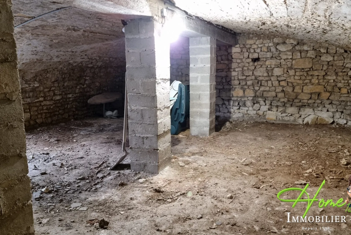 Maison à vendre à Les Aix d'Angillon - Charme et potentiel historique 