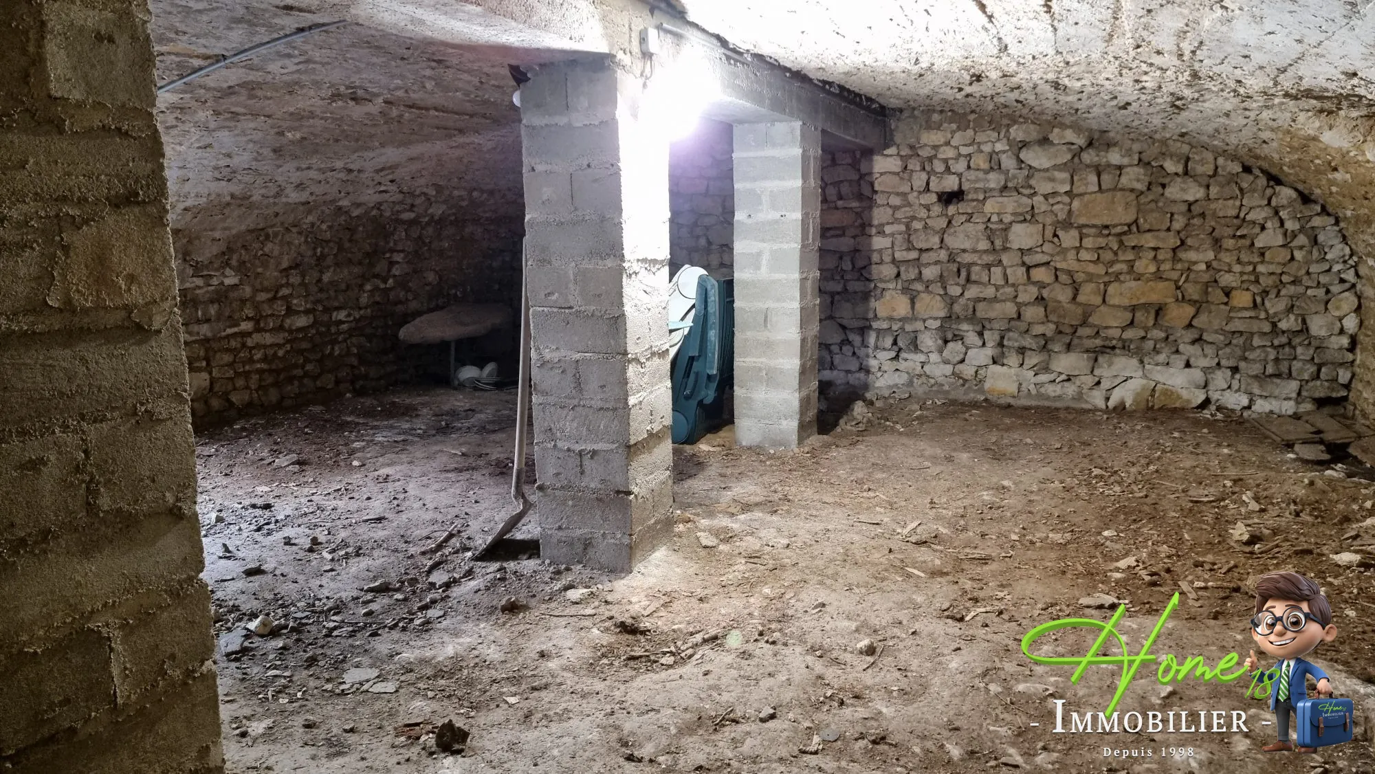 Maison à vendre à Les Aix d'Angillon - Charme et potentiel historique 