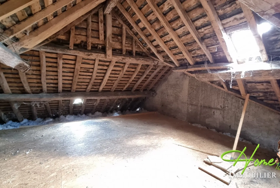 Maison à vendre à Les Aix d'Angillon - Charme et potentiel historique 