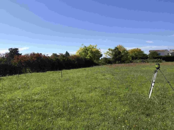 Superbe terrain constructible à Preignac avec vue dégagée près du centre-ville