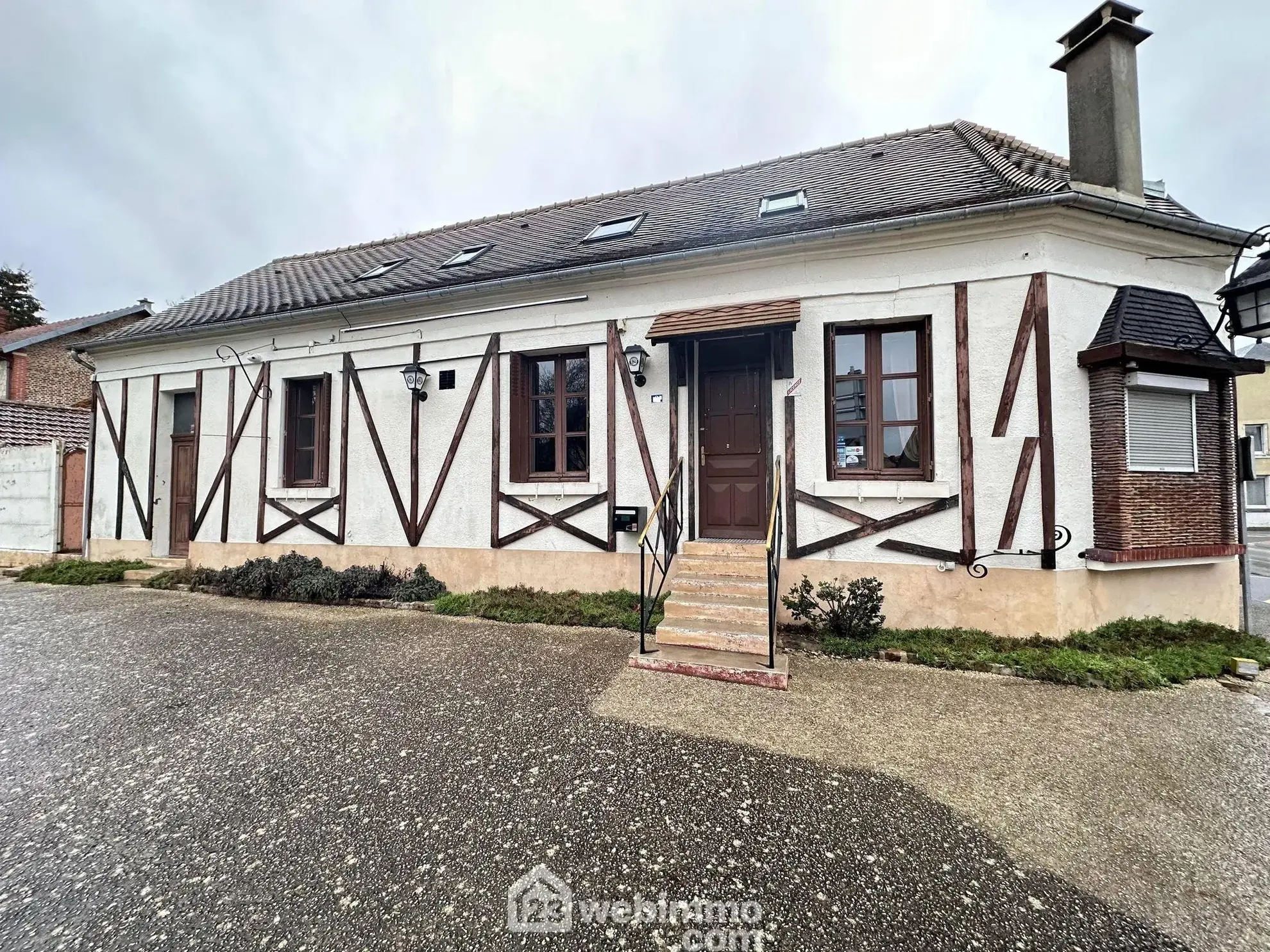 Ancienne propriété commerciale de 205 m² à Bruyères-et-Montbérault avec jardin et garage 