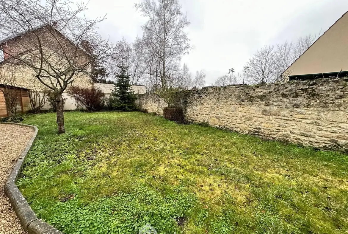 Ancienne propriété commerciale de 205 m² à Bruyères-et-Montbérault avec jardin et garage 