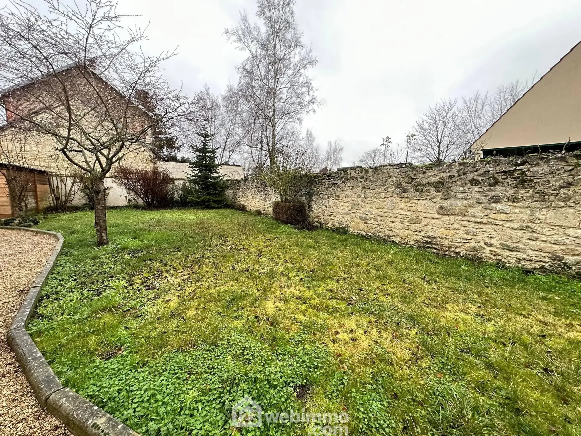 Ancienne propriété commerciale de 205 m² à Bruyères-et-Montbérault avec jardin et garage 