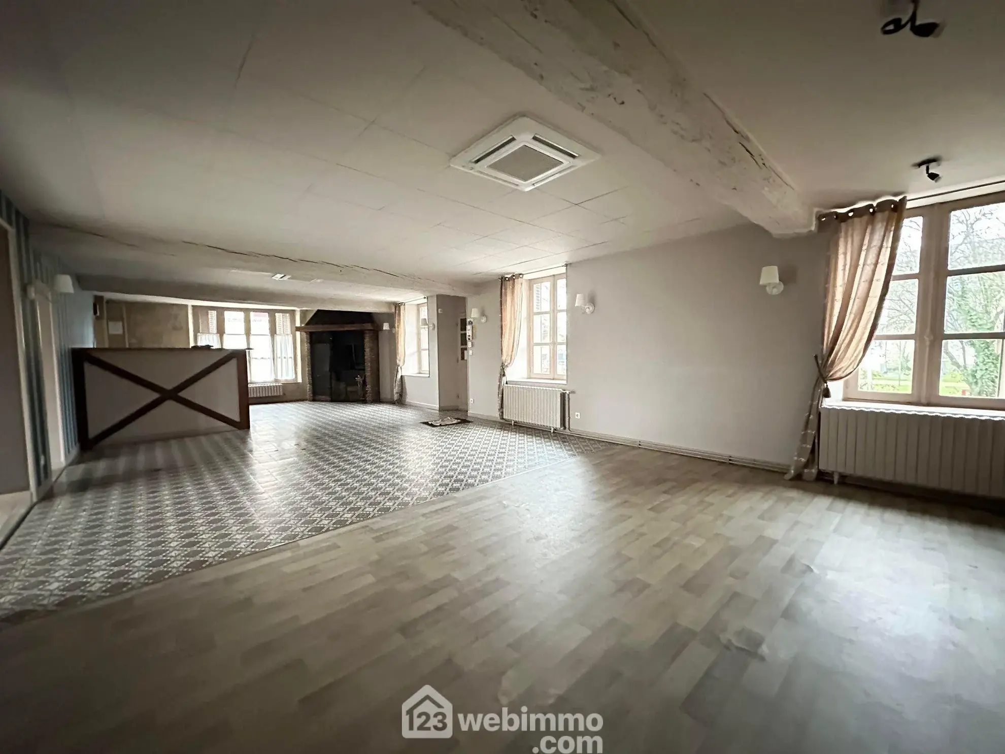 Ancienne propriété commerciale de 205 m² à Bruyères-et-Montbérault avec jardin et garage 