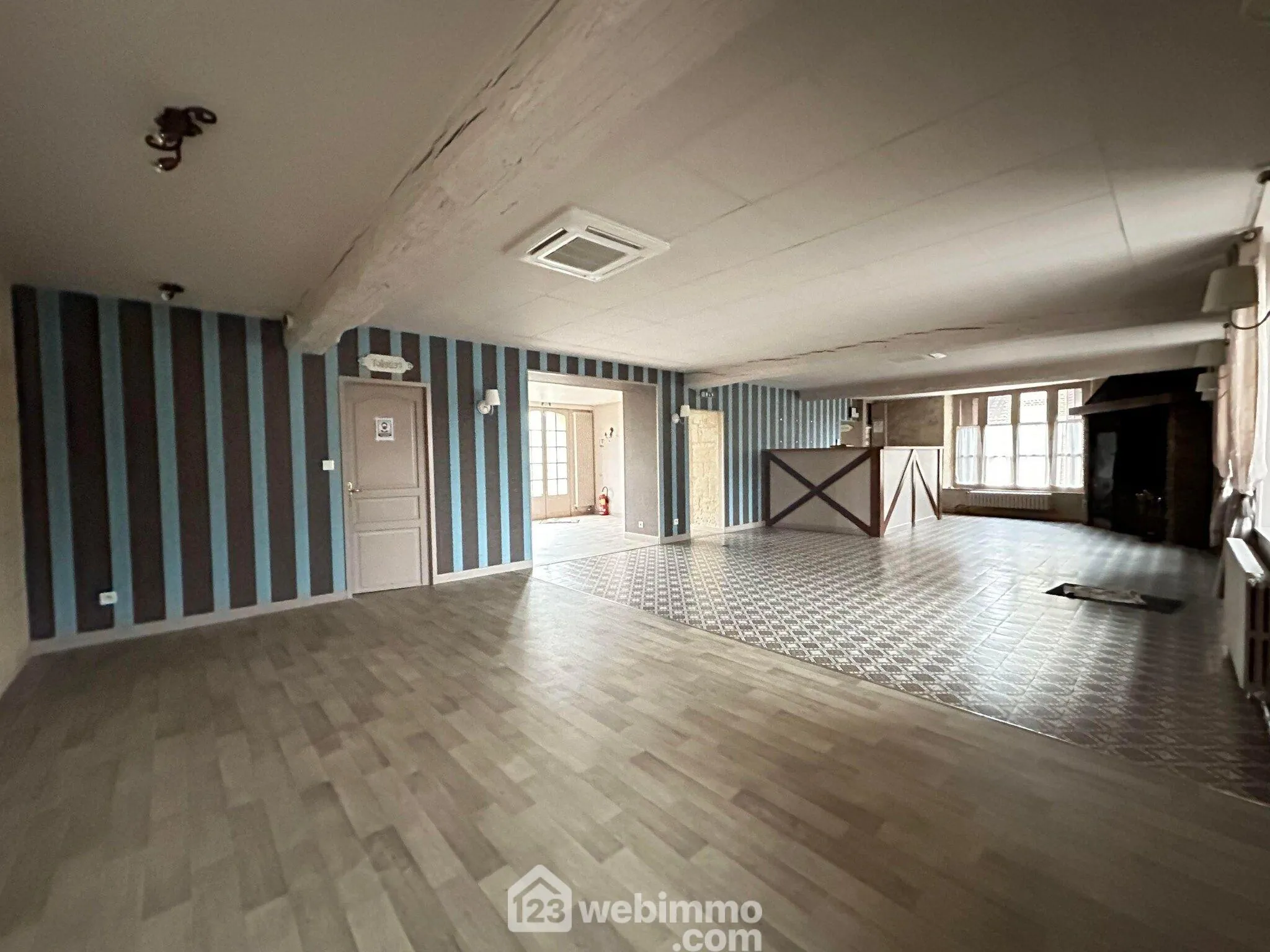 Ancienne propriété commerciale de 205 m² à Bruyères-et-Montbérault avec jardin et garage 