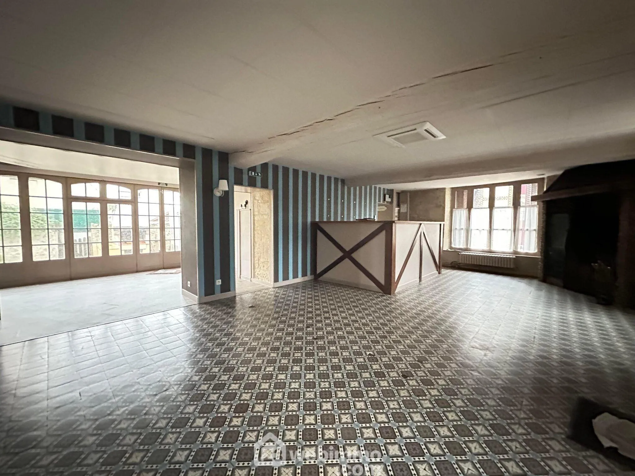 Ancienne propriété commerciale de 205 m² à Bruyères-et-Montbérault avec jardin et garage 