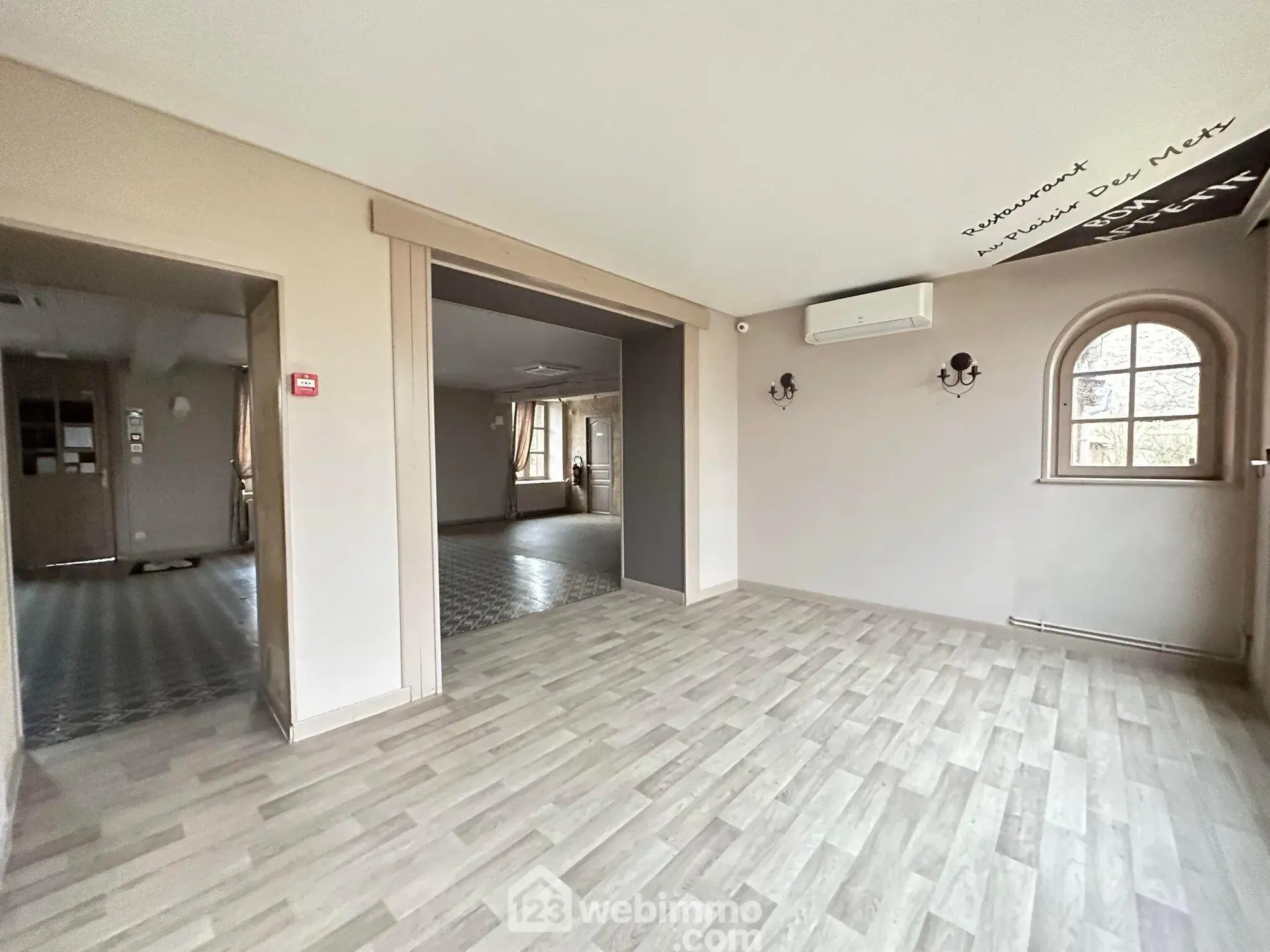 Ancienne propriété commerciale de 205 m² à Bruyères-et-Montbérault avec jardin et garage 