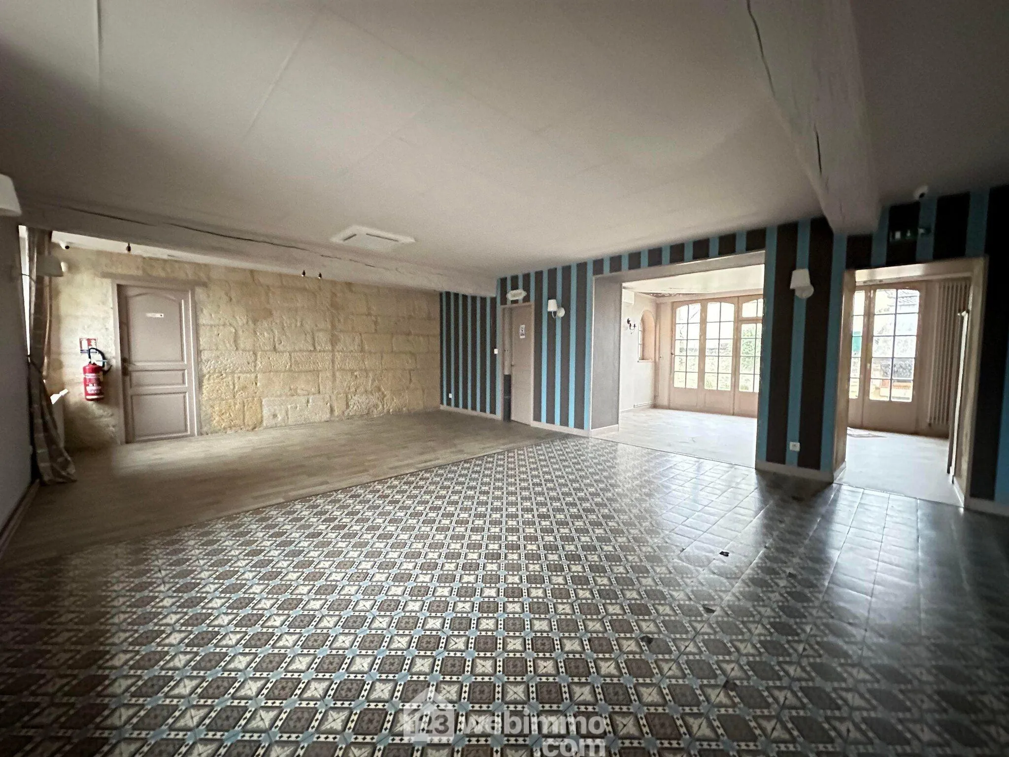 Ancienne propriété commerciale de 205 m² à Bruyères-et-Montbérault avec jardin et garage 