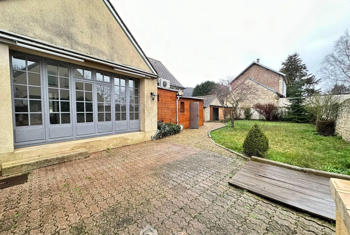 Ancienne propriété commerciale de 205 m² à Bruyères-et-Montbérault avec jardin et garage 