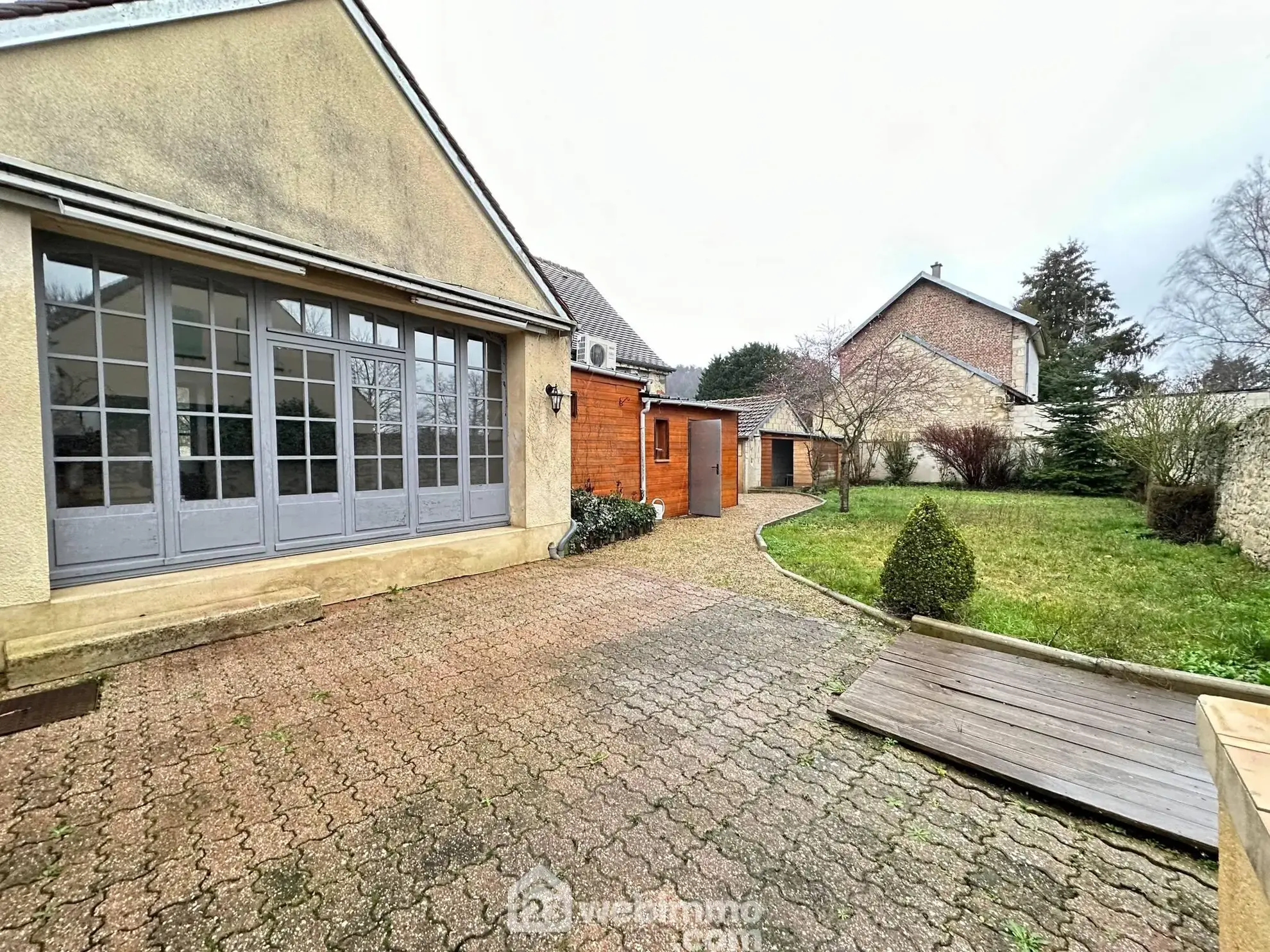 Ancienne propriété commerciale de 205 m² à Bruyères-et-Montbérault avec jardin et garage 