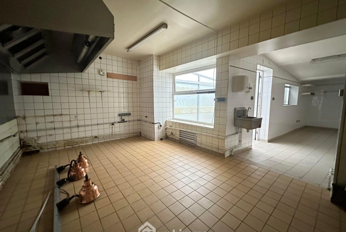 Ancienne propriété commerciale de 205 m² à Bruyères-et-Montbérault avec jardin et garage 