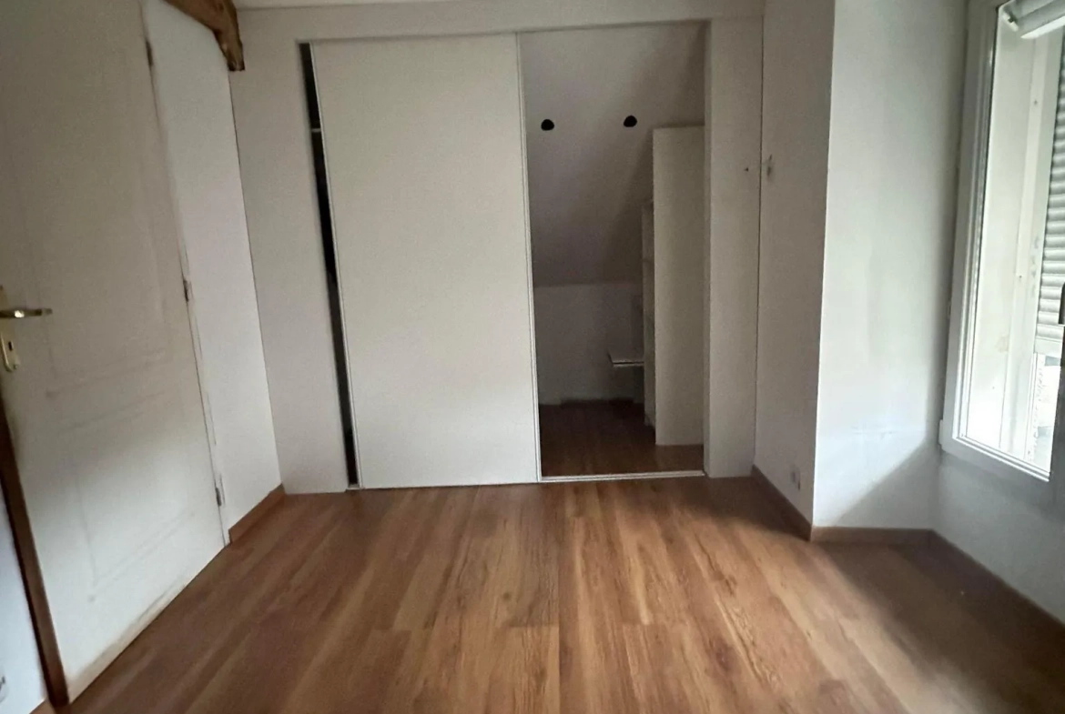Ancienne propriété commerciale de 205 m² à Bruyères-et-Montbérault avec jardin et garage 