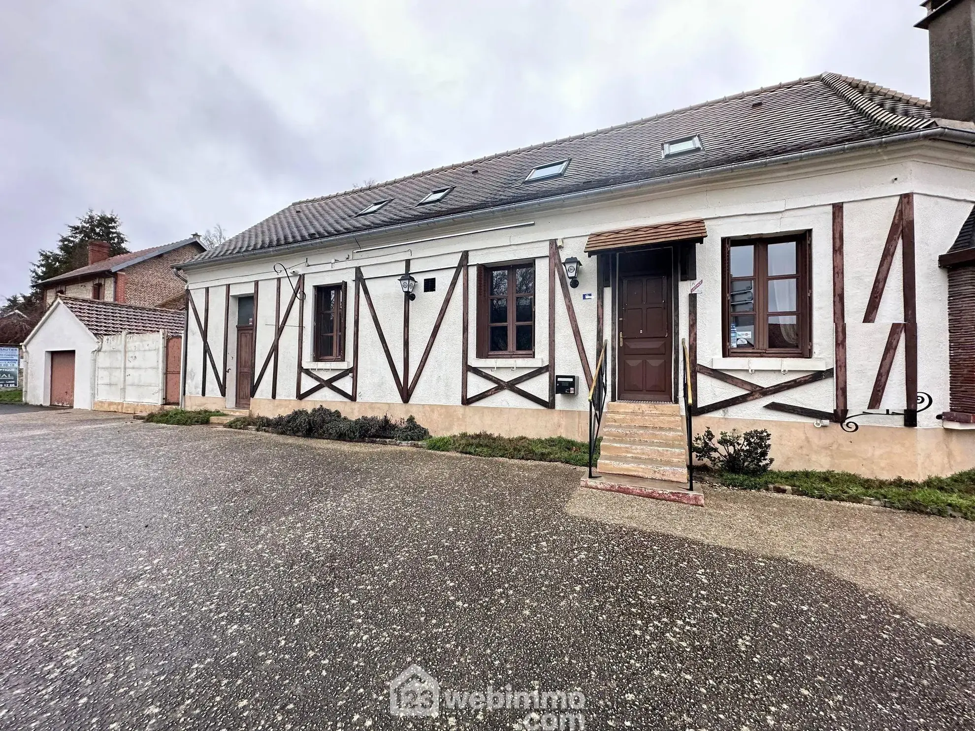 Ancienne propriété commerciale de 205 m² à Bruyères-et-Montbérault avec jardin et garage 