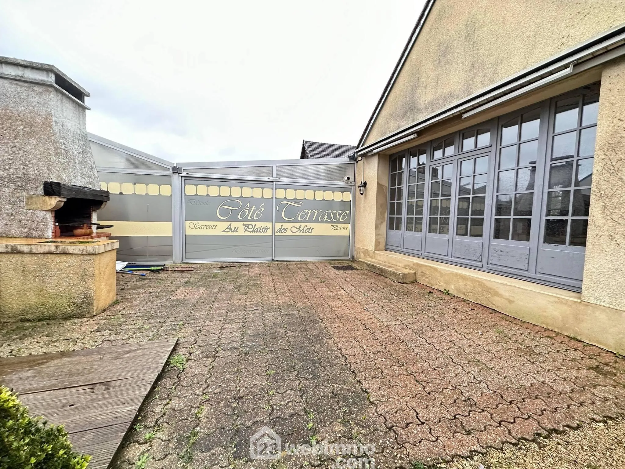 Ancienne propriété commerciale de 205 m² à Bruyères-et-Montbérault avec jardin et garage 