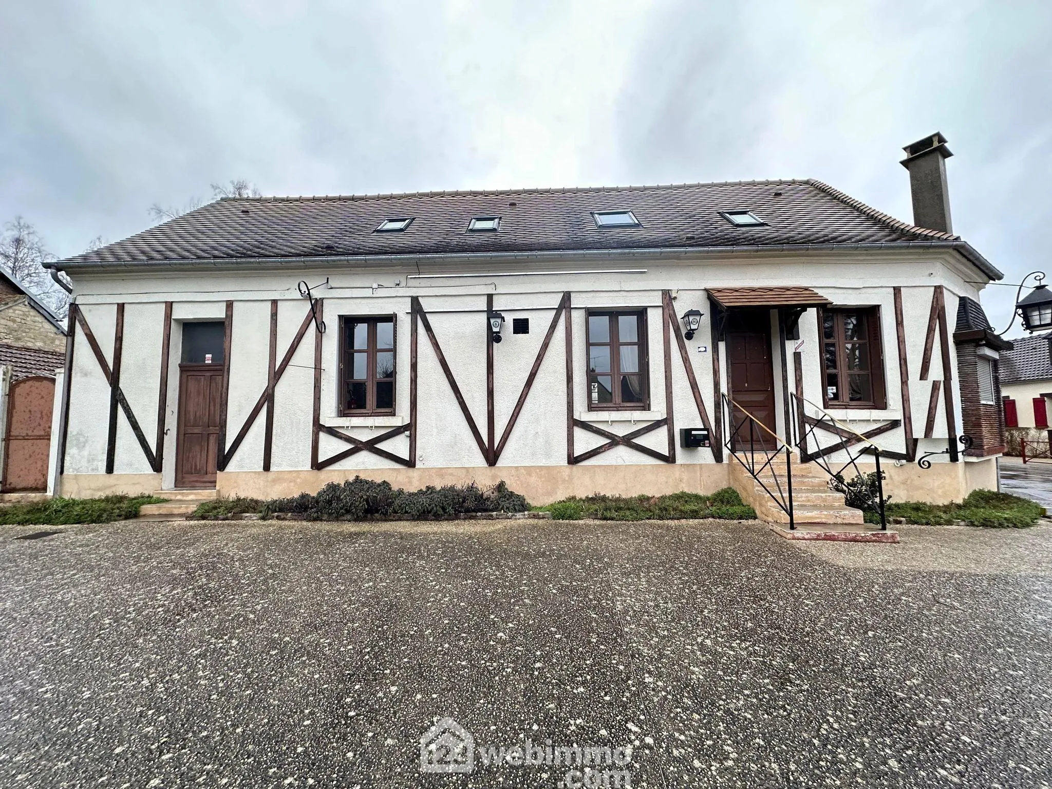 Ancienne propriété commerciale de 205 m² à Bruyères-et-Montbérault avec jardin et garage 