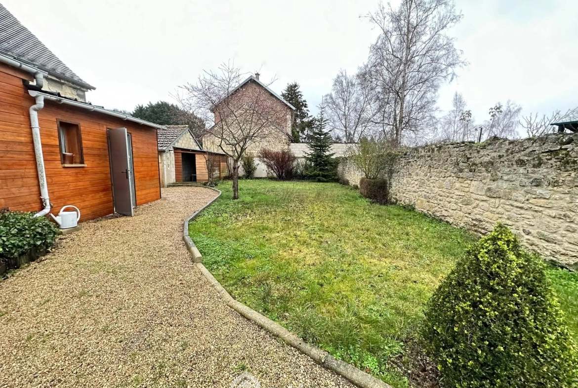 Ancienne propriété commerciale de 205 m² à Bruyères-et-Montbérault avec jardin et garage 