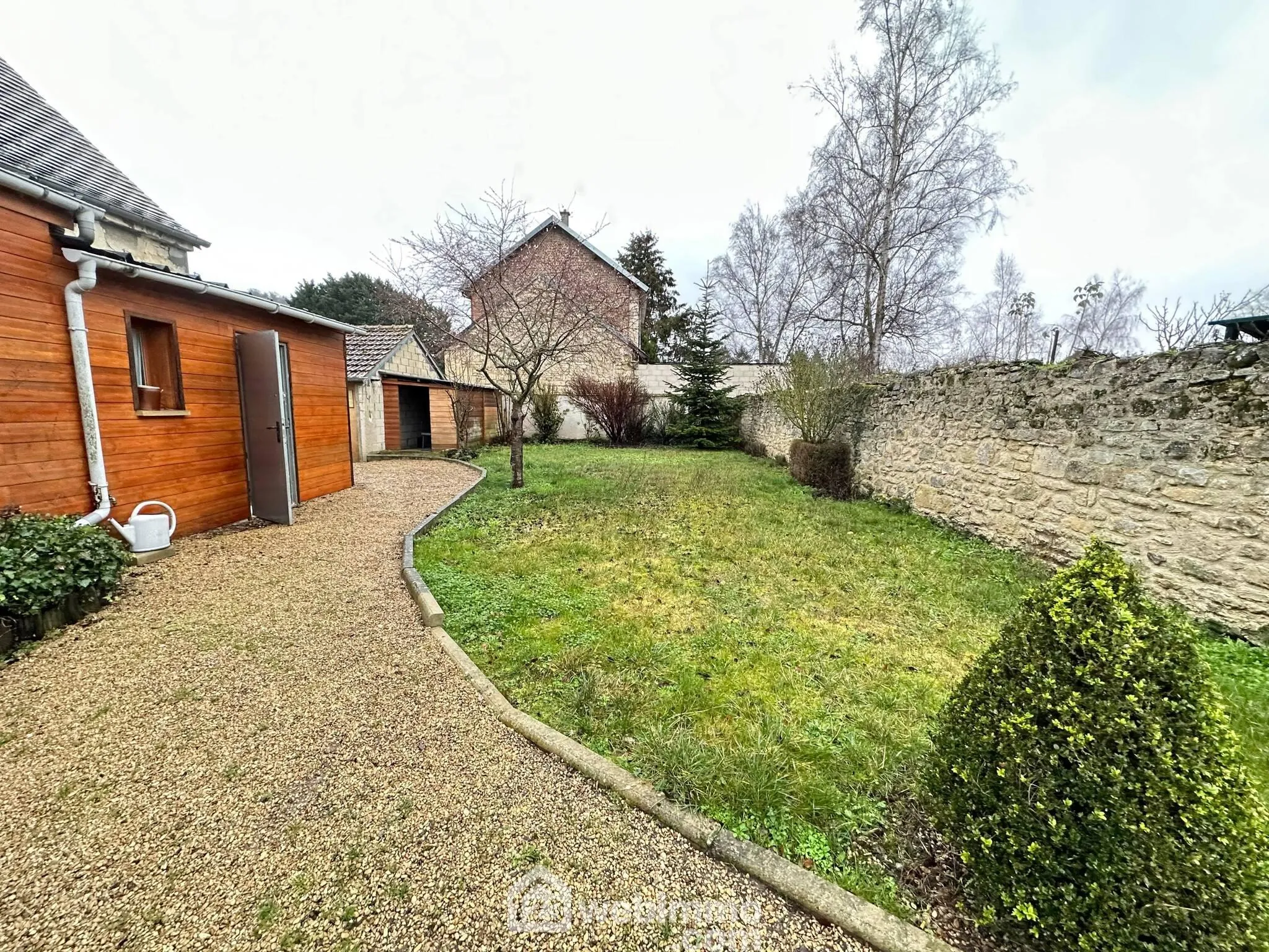 Ancienne propriété commerciale de 205 m² à Bruyères-et-Montbérault avec jardin et garage 