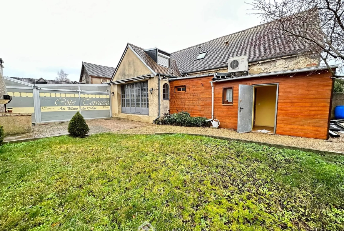 Ancienne propriété commerciale de 205 m² à Bruyères-et-Montbérault avec jardin et garage 