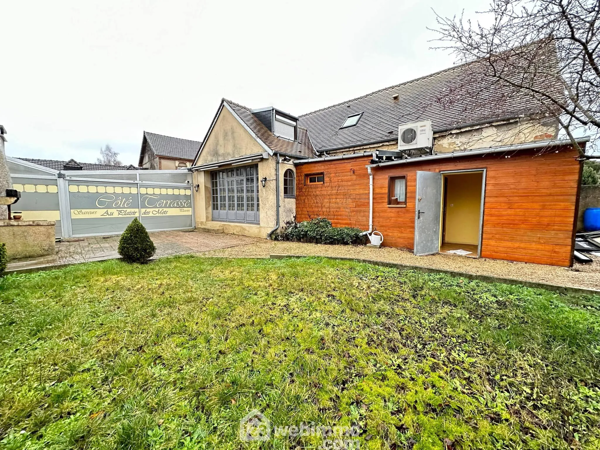 Ancienne propriété commerciale de 205 m² à Bruyères-et-Montbérault avec jardin et garage 