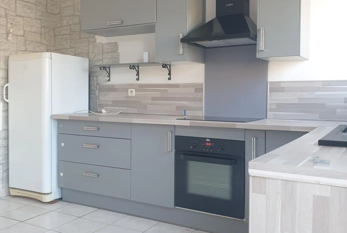 Maison lumineuse en centre-ville de Fabrègues, 78 m² rénovée avec terrasse et garage 