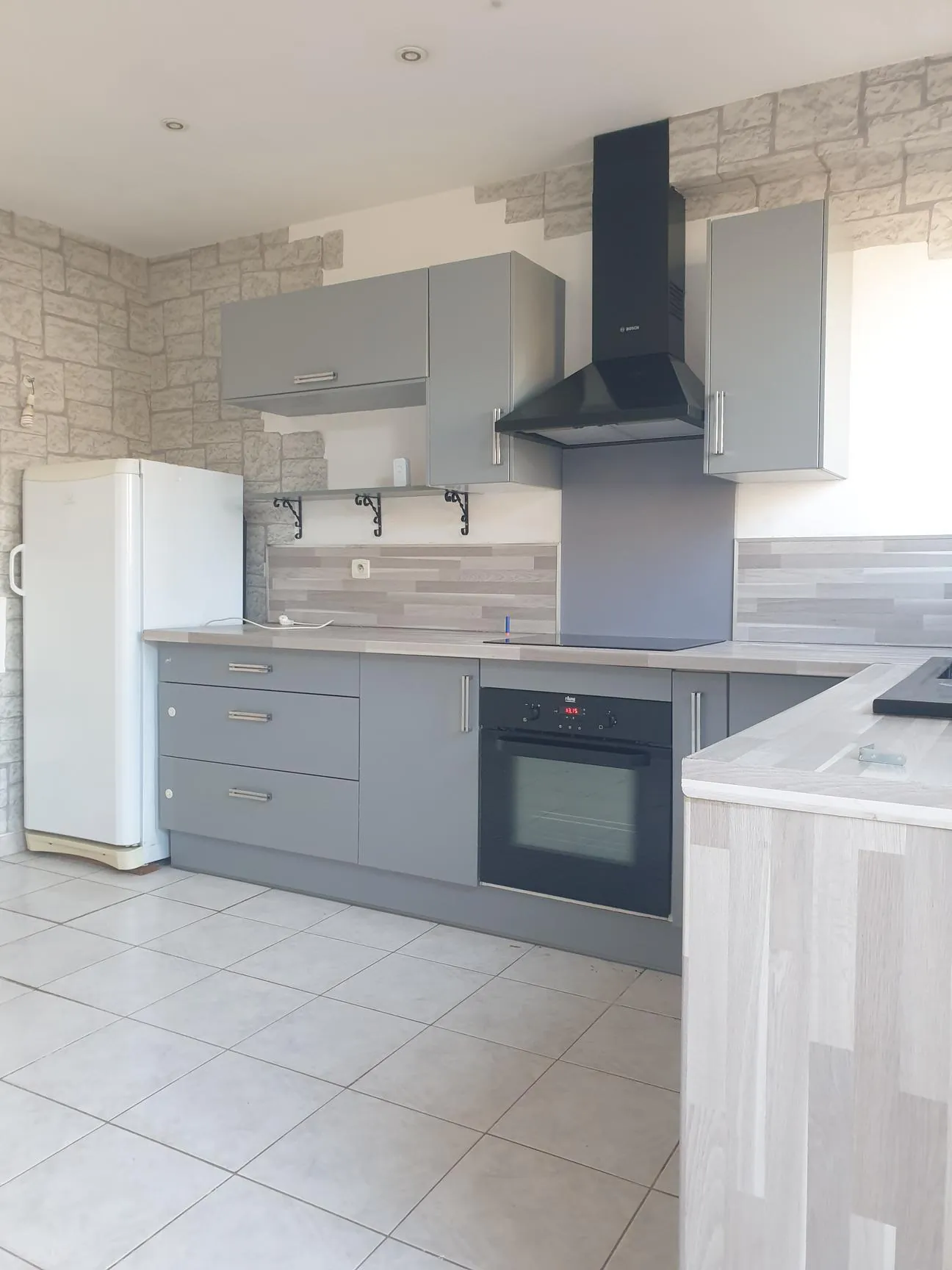 Maison lumineuse en centre-ville de Fabrègues, 78 m² rénovée avec terrasse et garage 