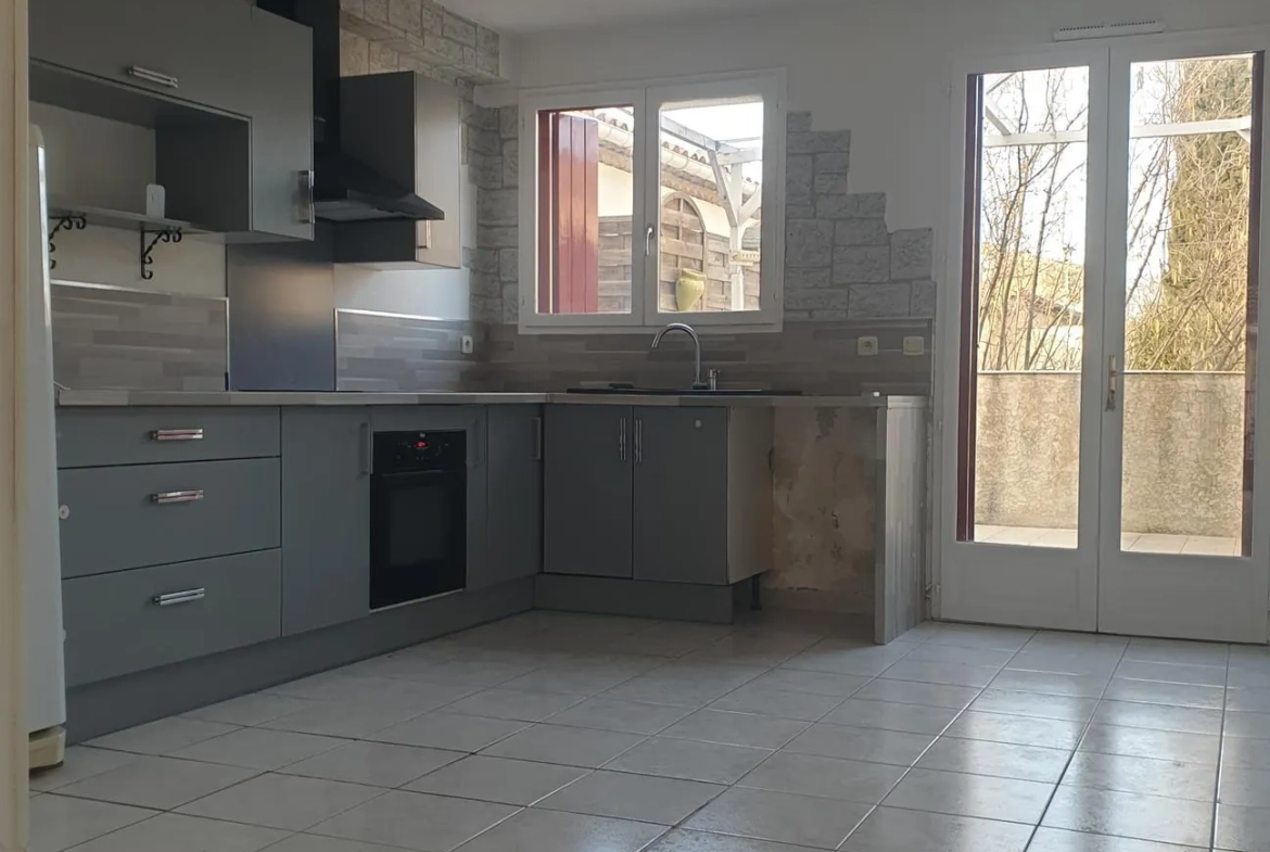 Maison lumineuse en centre-ville de Fabrègues, 78 m² rénovée avec terrasse et garage 