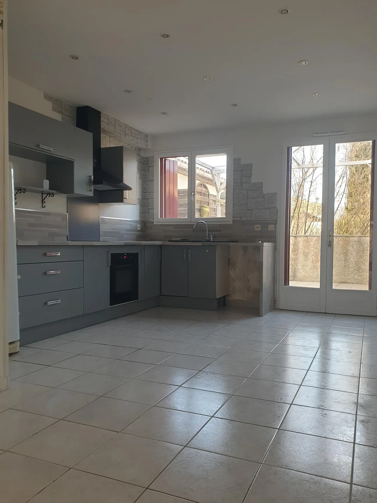 Maison lumineuse en centre-ville de Fabrègues, 78 m² rénovée avec terrasse et garage 