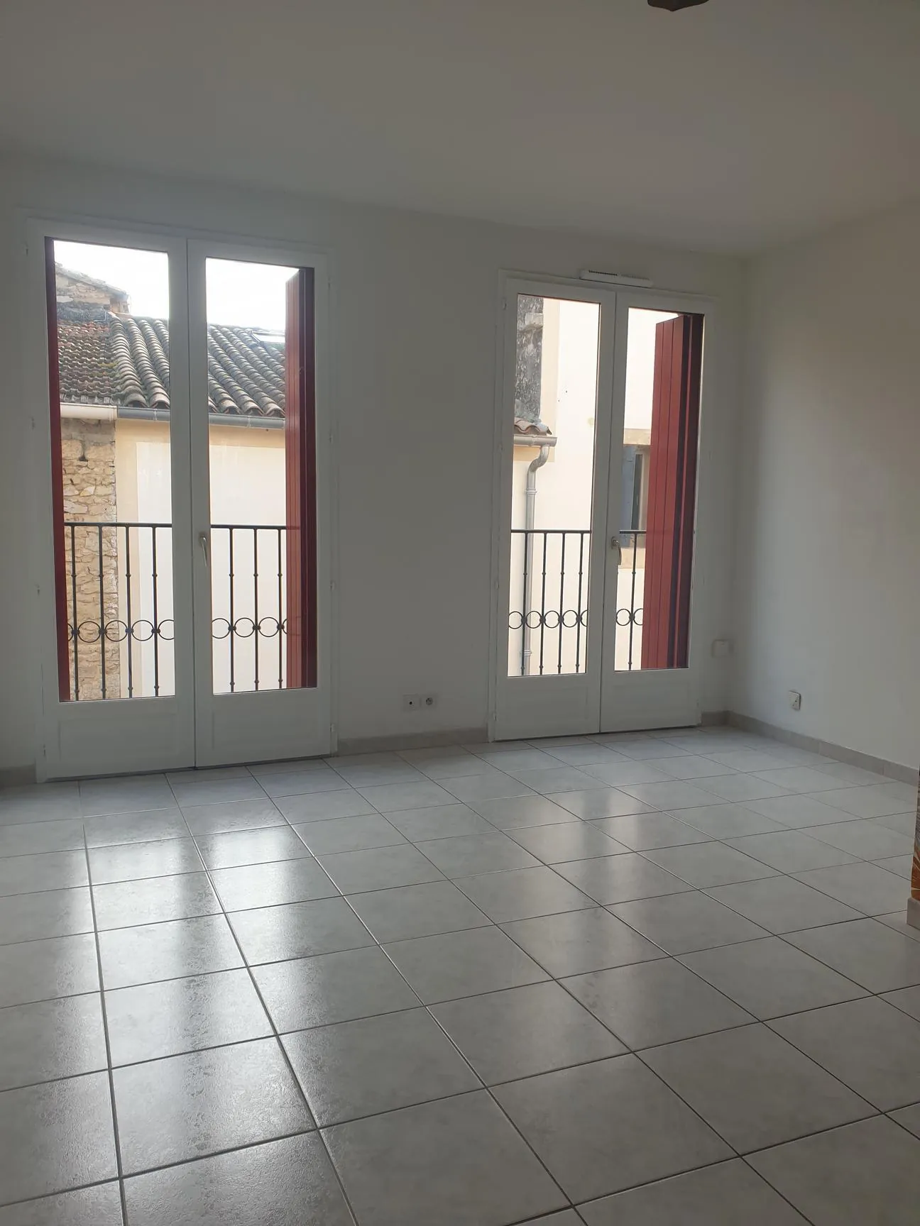 Maison lumineuse en centre-ville de Fabrègues, 78 m² rénovée avec terrasse et garage 