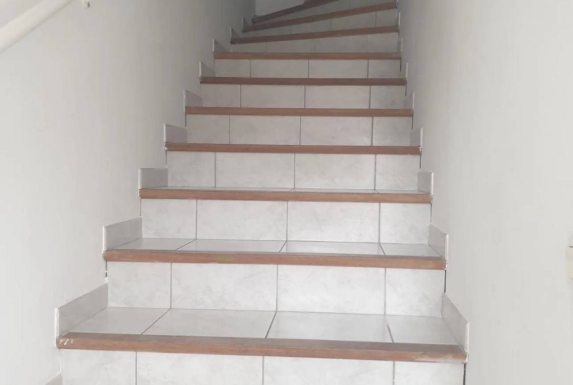 Maison lumineuse en centre-ville de Fabrègues, 78 m² rénovée avec terrasse et garage 