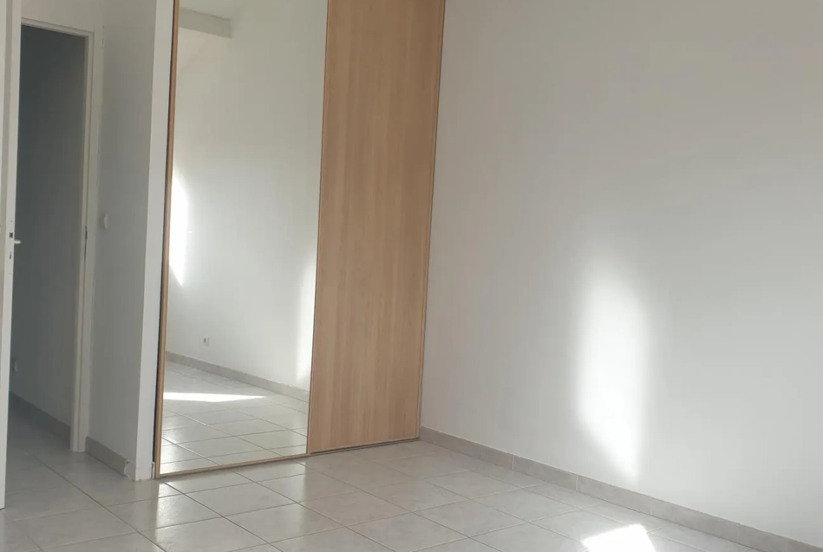Maison lumineuse en centre-ville de Fabrègues, 78 m² rénovée avec terrasse et garage 