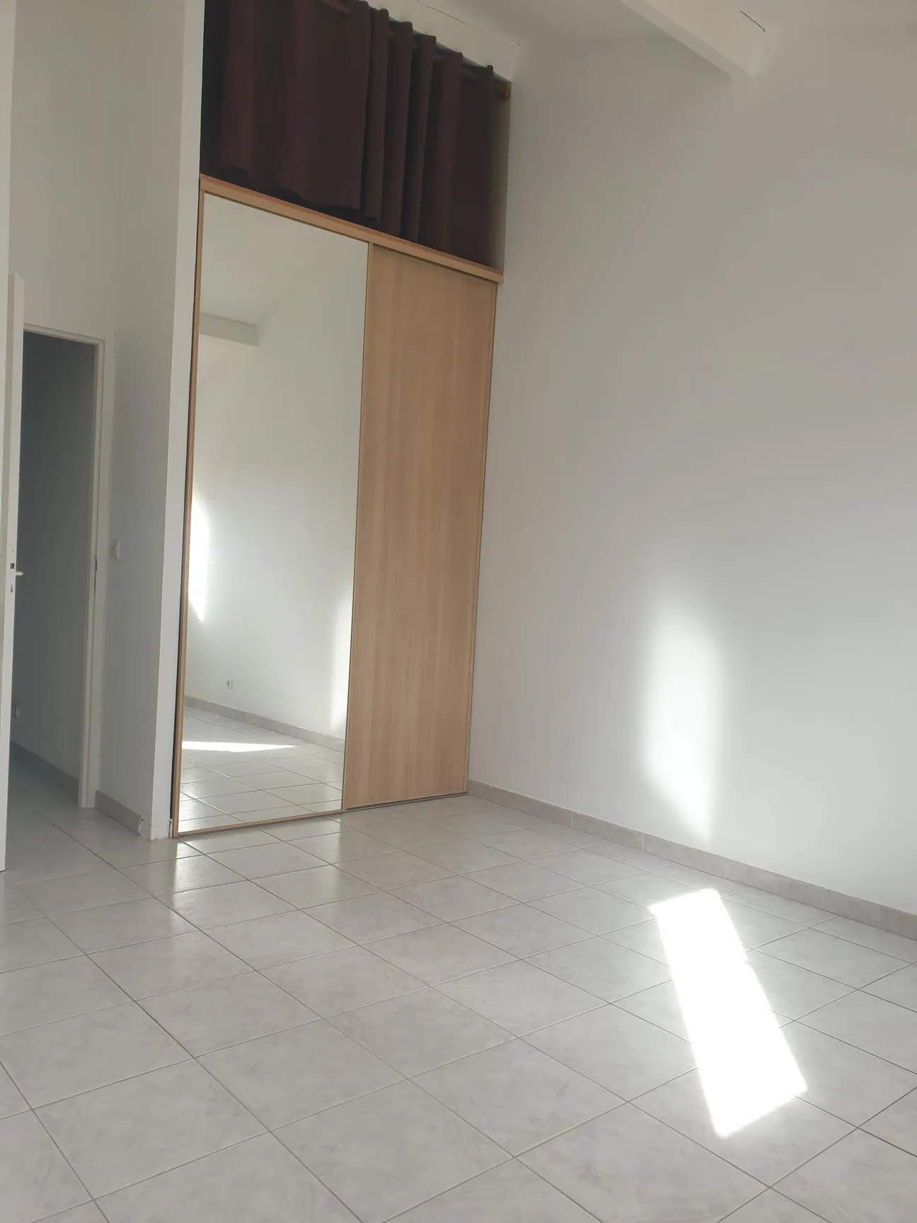 Maison lumineuse en centre-ville de Fabrègues, 78 m² rénovée avec terrasse et garage 