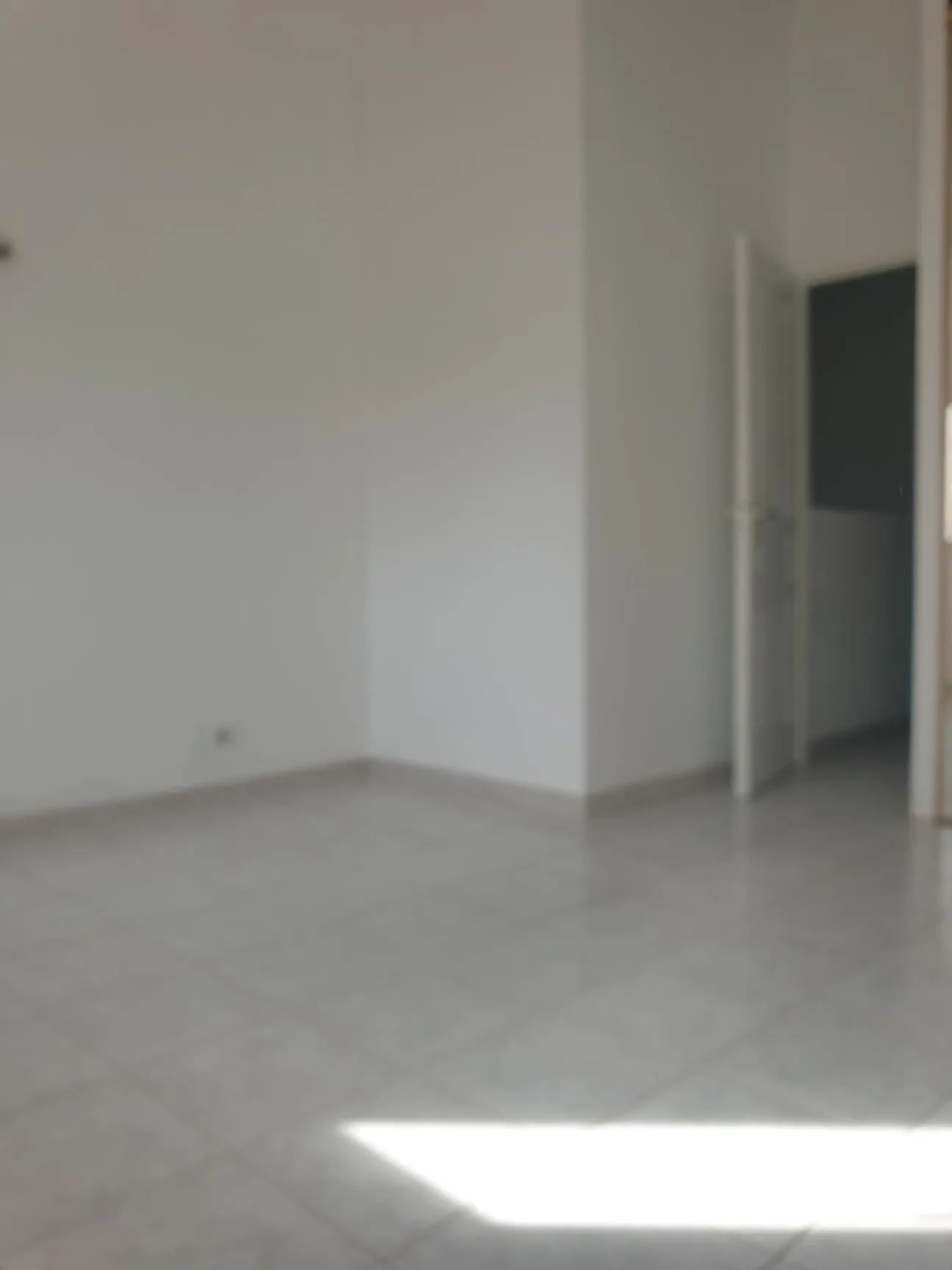 Maison lumineuse en centre-ville de Fabrègues, 78 m² rénovée avec terrasse et garage 