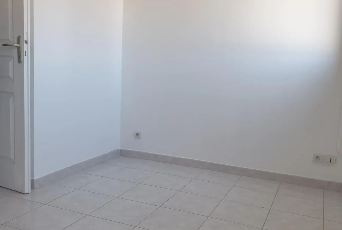 Maison lumineuse en centre-ville de Fabrègues, 78 m² rénovée avec terrasse et garage 