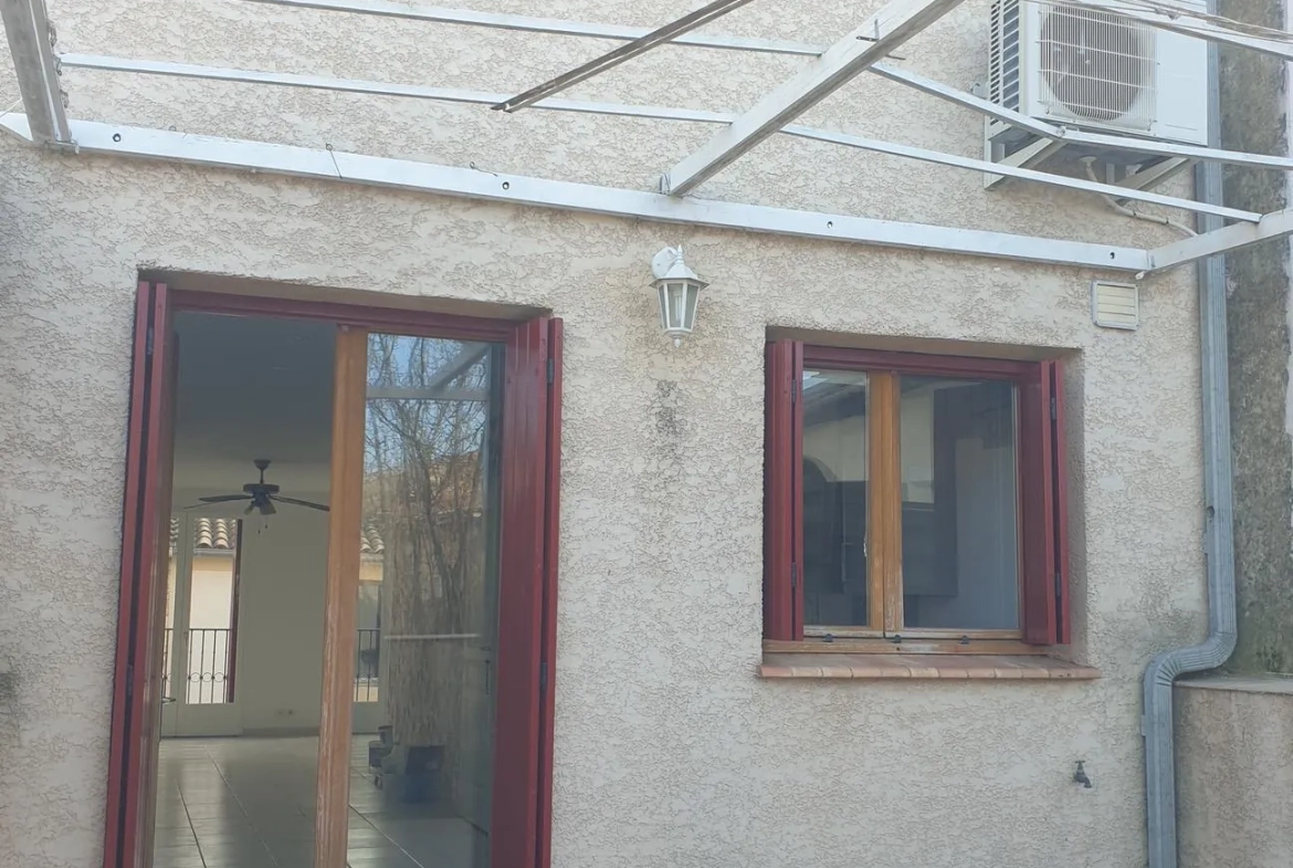 Maison lumineuse en centre-ville de Fabrègues, 78 m² rénovée avec terrasse et garage 