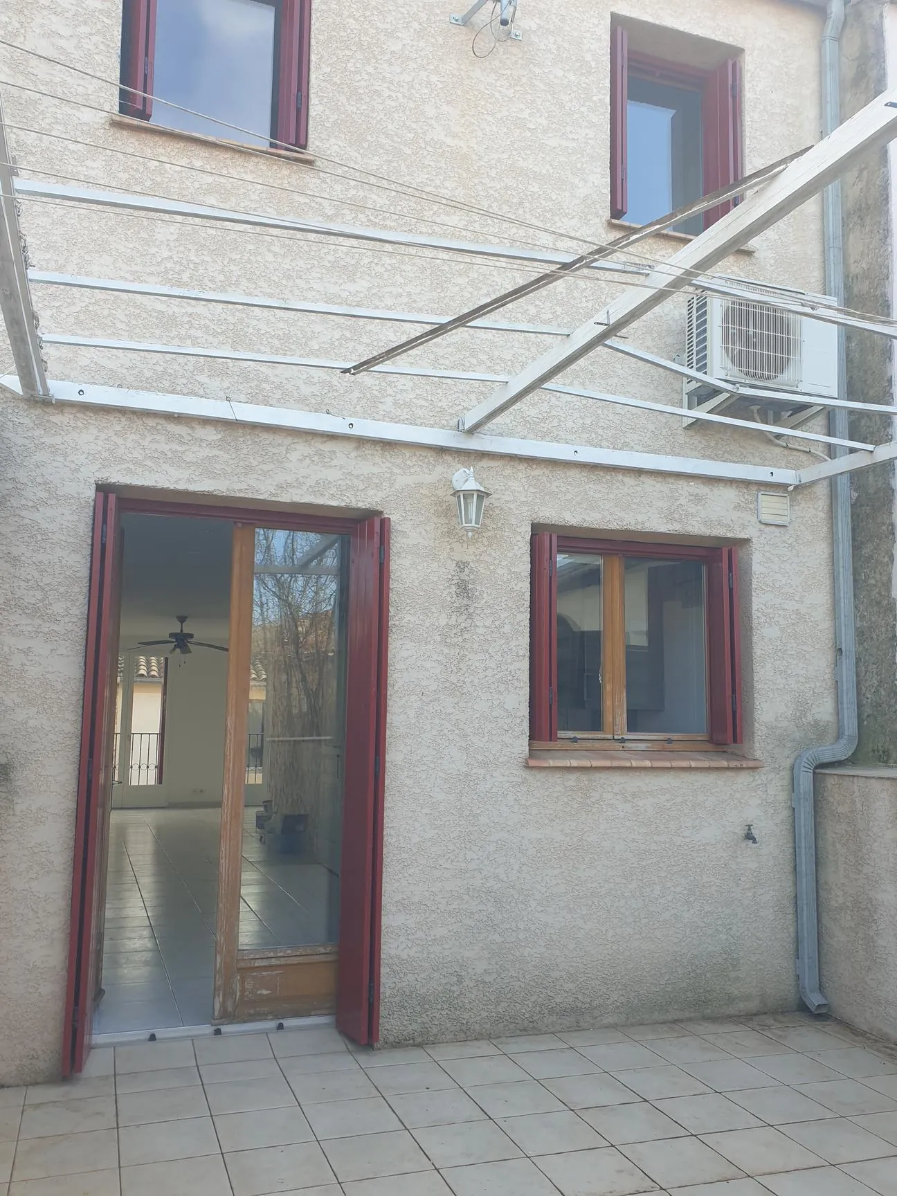 Maison lumineuse en centre-ville de Fabrègues, 78 m² rénovée avec terrasse et garage 
