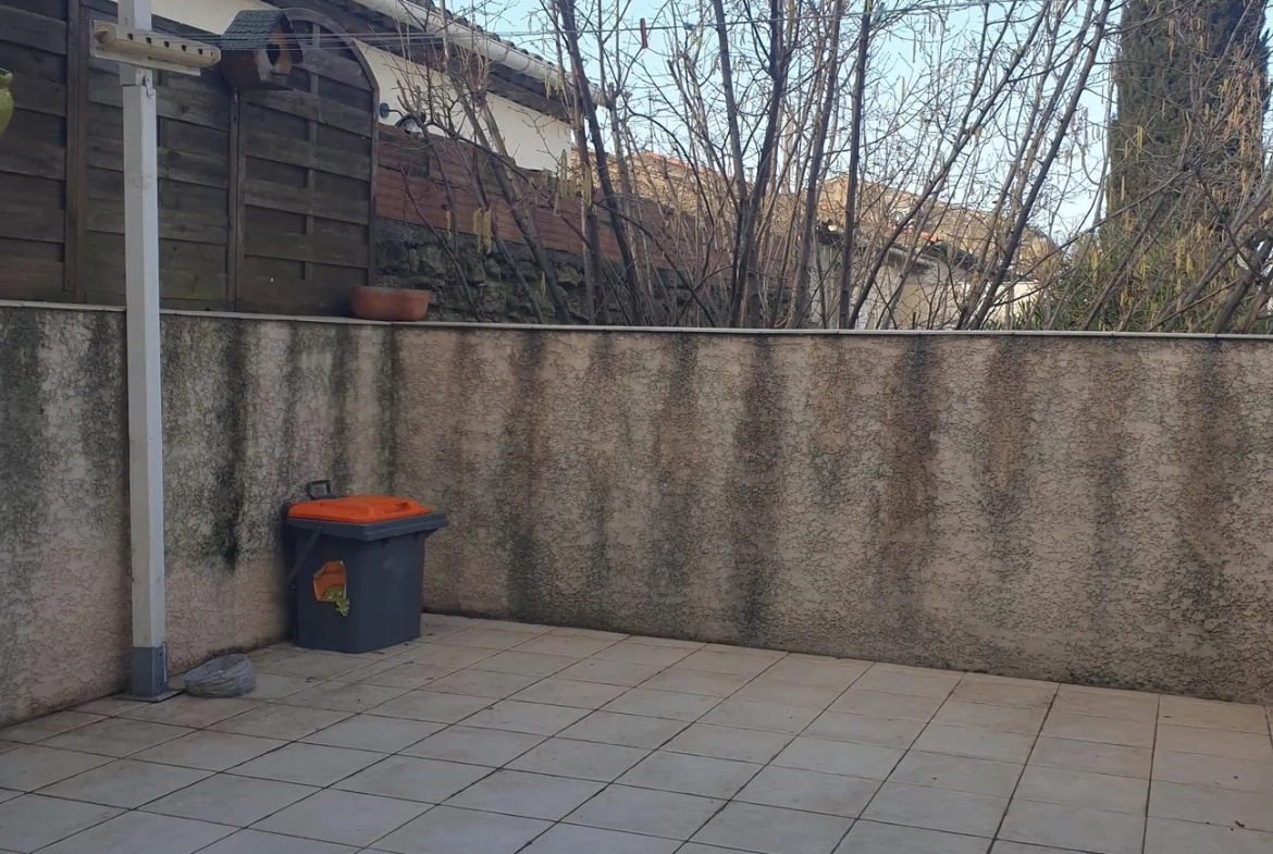 Maison lumineuse en centre-ville de Fabrègues, 78 m² rénovée avec terrasse et garage 