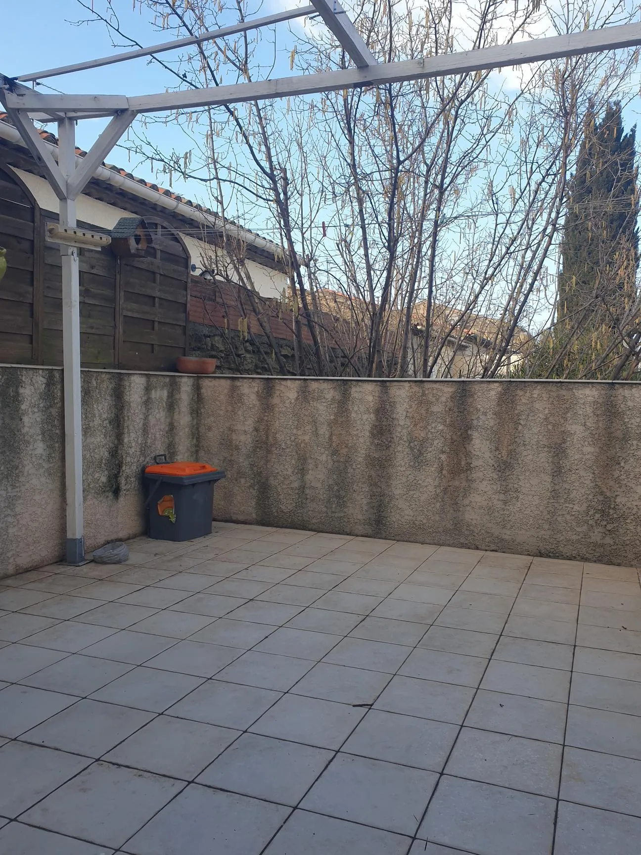 Maison lumineuse en centre-ville de Fabrègues, 78 m² rénovée avec terrasse et garage 