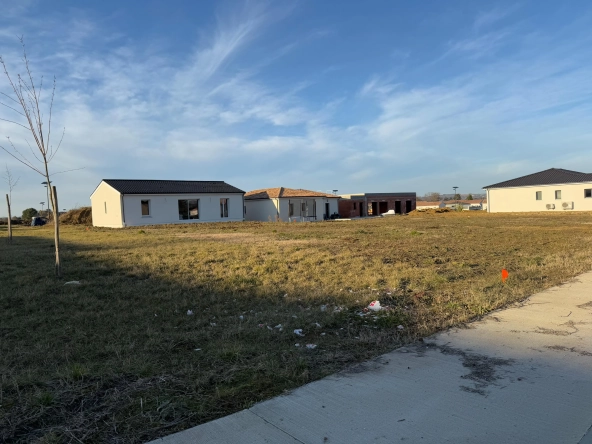 Terrain constructible de 599 m² à Estillac, proche d'Agen