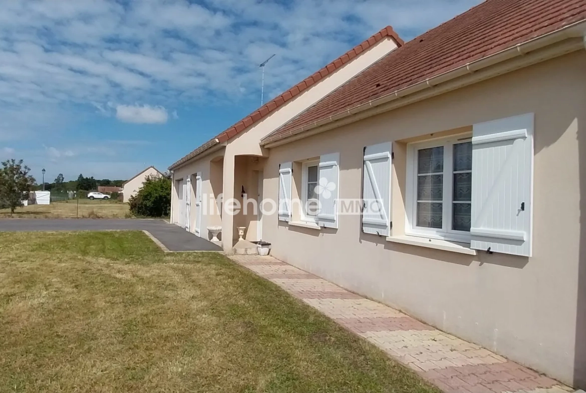 Spacieux pavillon T5 avec piscine couverte à Concremiers - 96m² habitables, terrain 1400m² 
