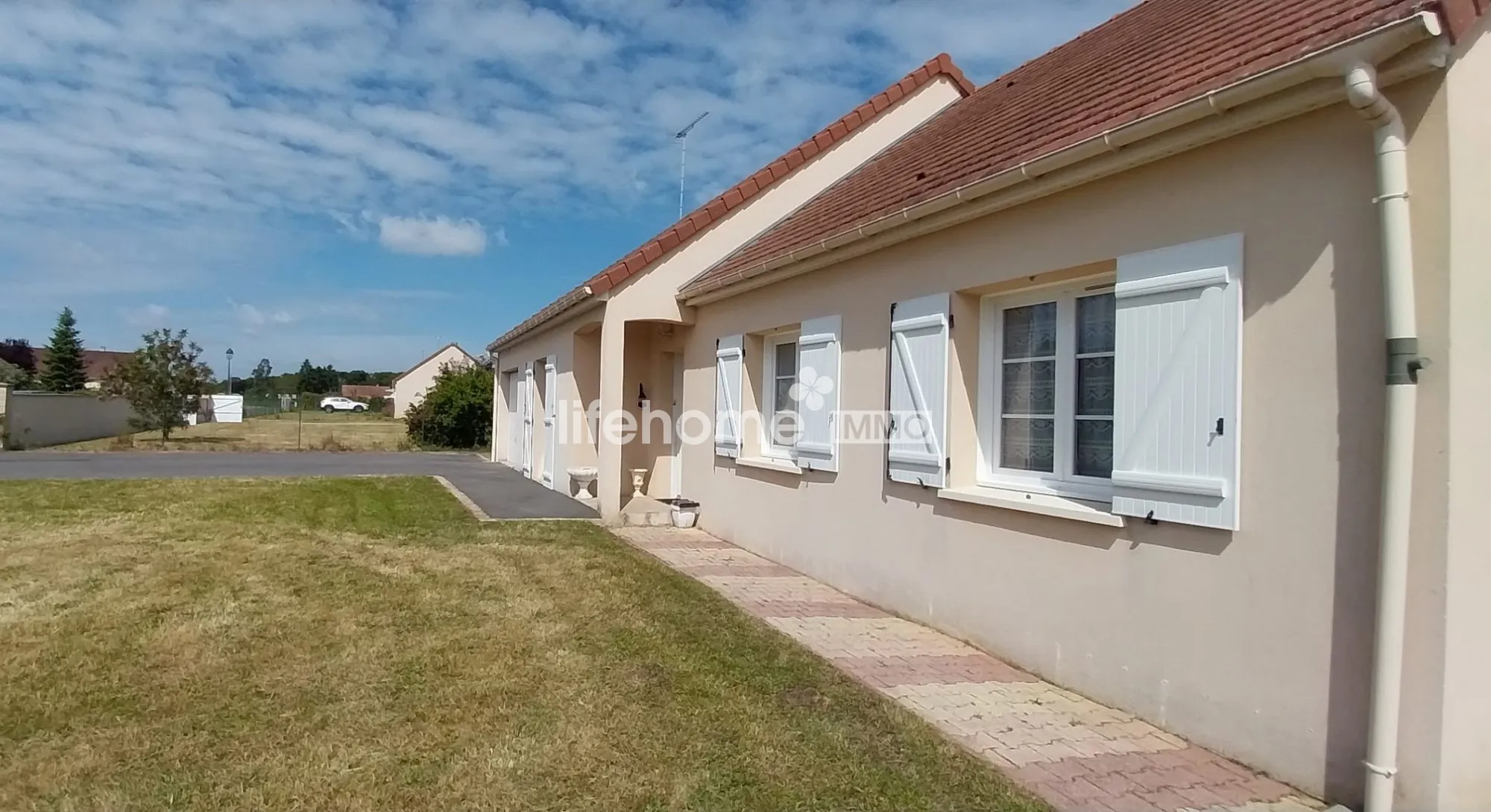 Spacieux pavillon T5 avec piscine couverte à Concremiers - 96m² habitables, terrain 1400m² 
