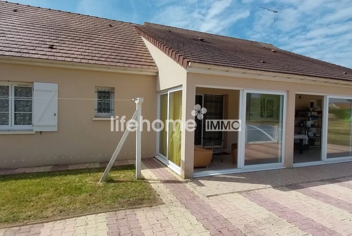 Spacieux pavillon T5 avec piscine couverte à Concremiers - 96m² habitables, terrain 1400m² 